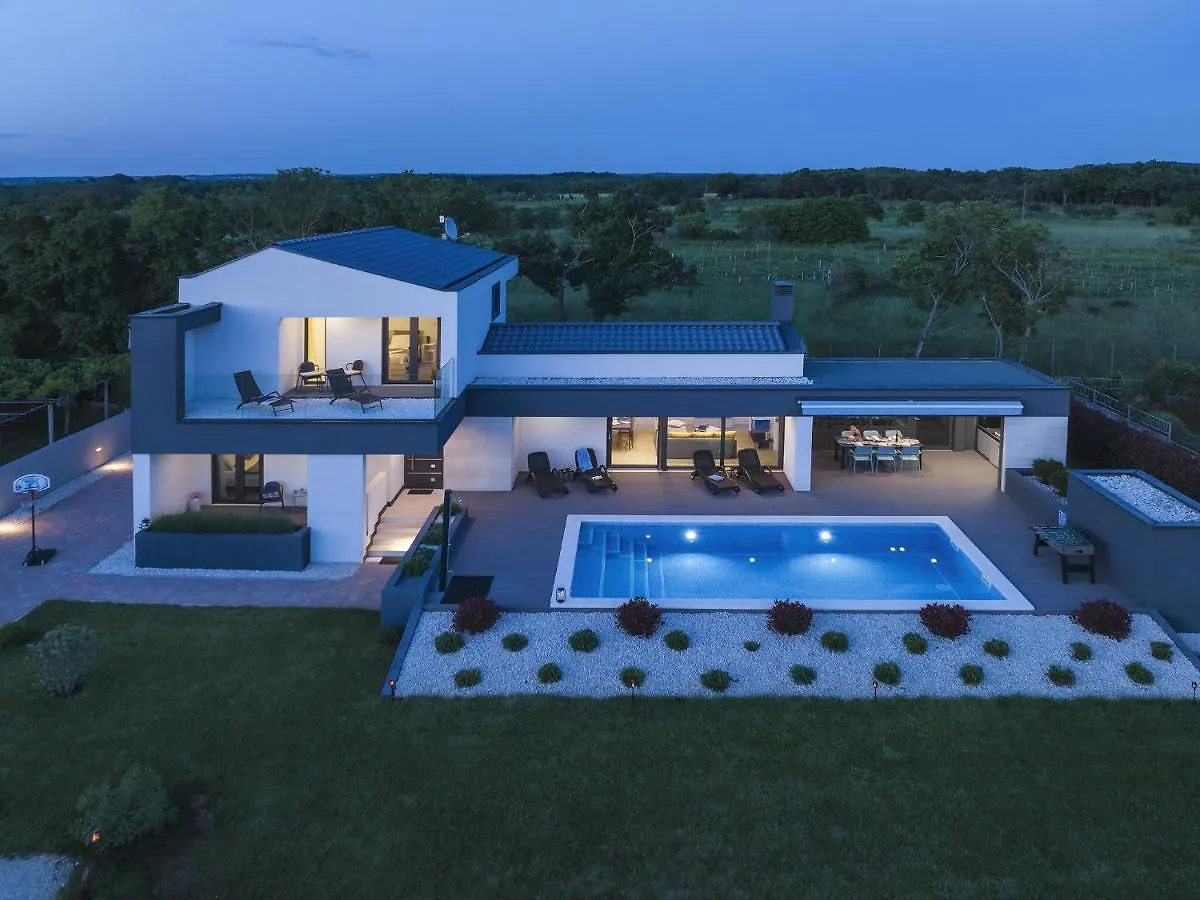 Modern Villa With Outdoor Pool Valbandon 0*,